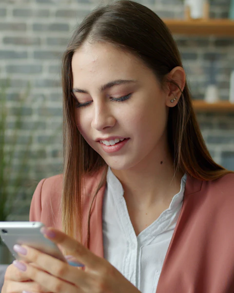 Esempio: una cliente apre il link dal telefono, sul divano